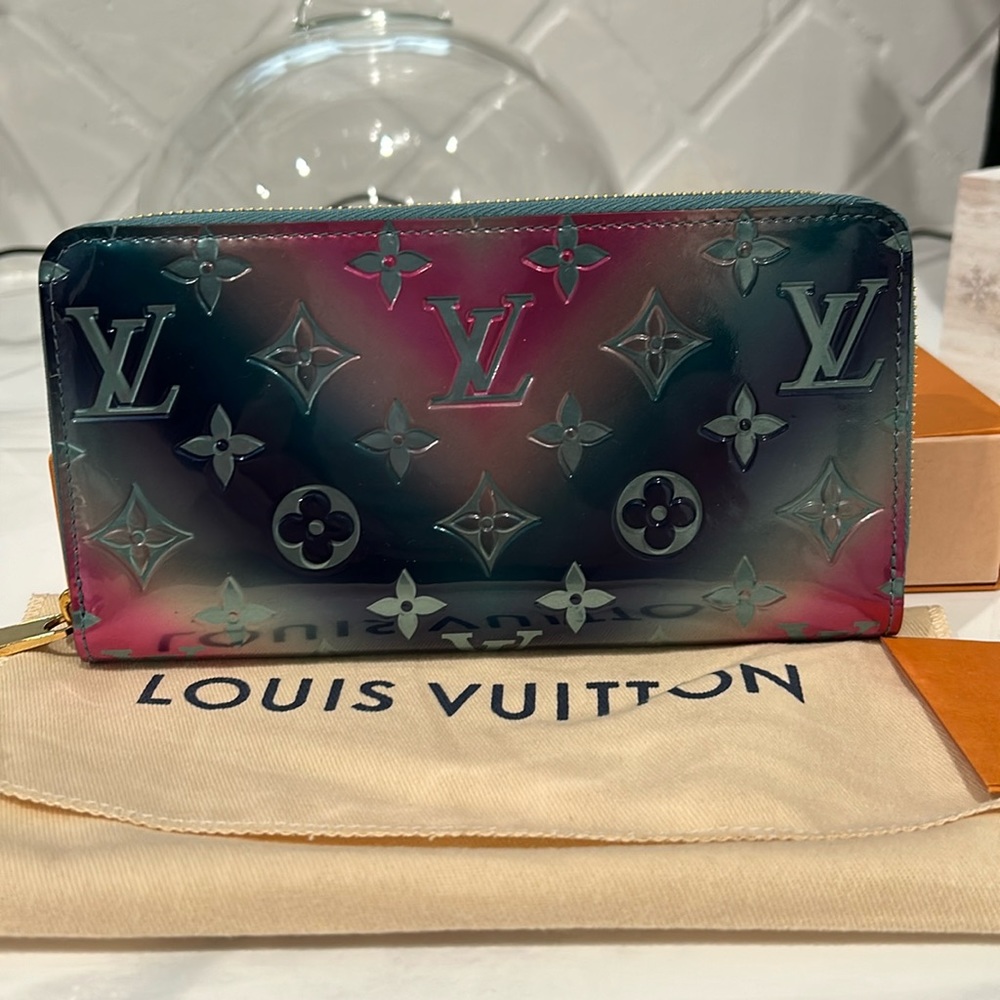 ‼️SOLD‼️💯% Authentic Louis Vuitton zippy wallet